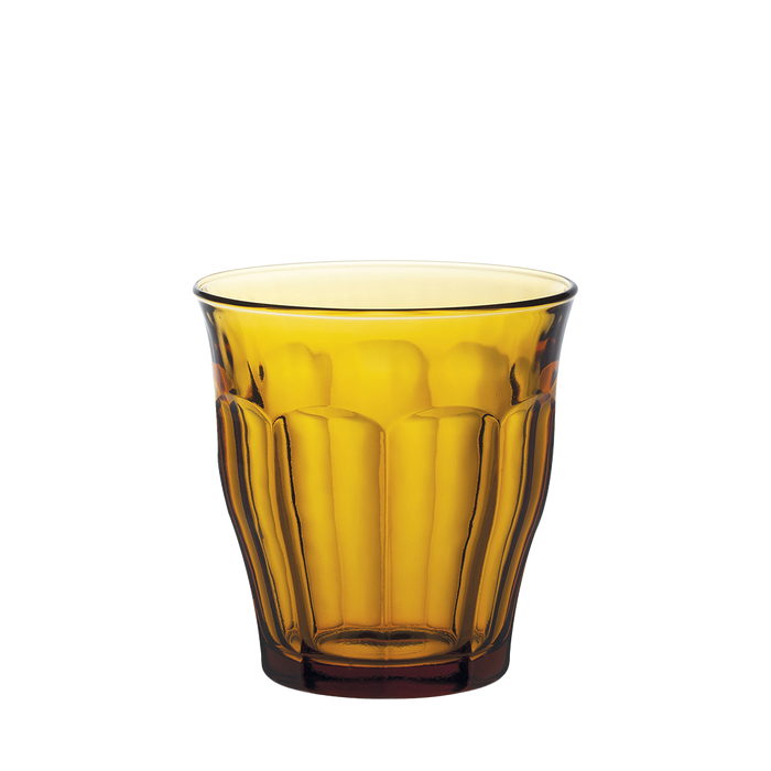 Duralex Le Picardie. An amber yellow short glass tumbler with beveled edges. Un tumbler court en verre jaune vermeil avec des bords biseautés.