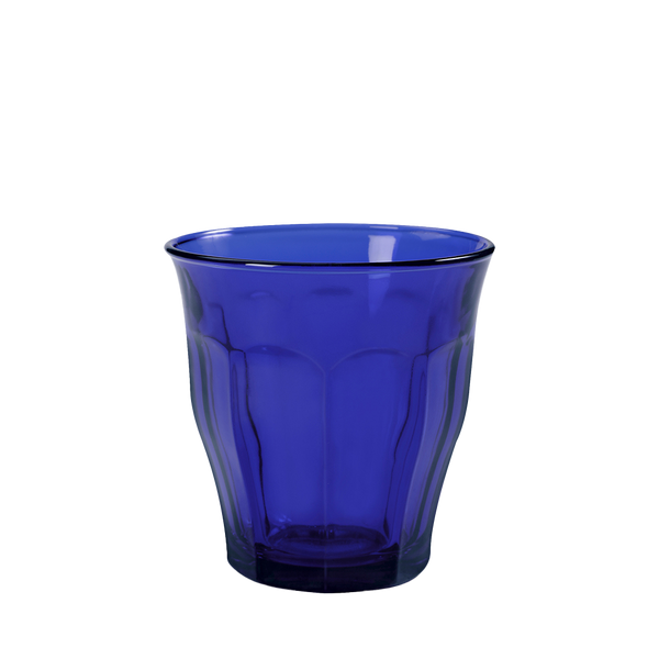 Duralex Le Picardie. Sapphire blue short glass tumbler with beveled edges. Un tumbler court en verre bleu saphir avec des bords biseautés.