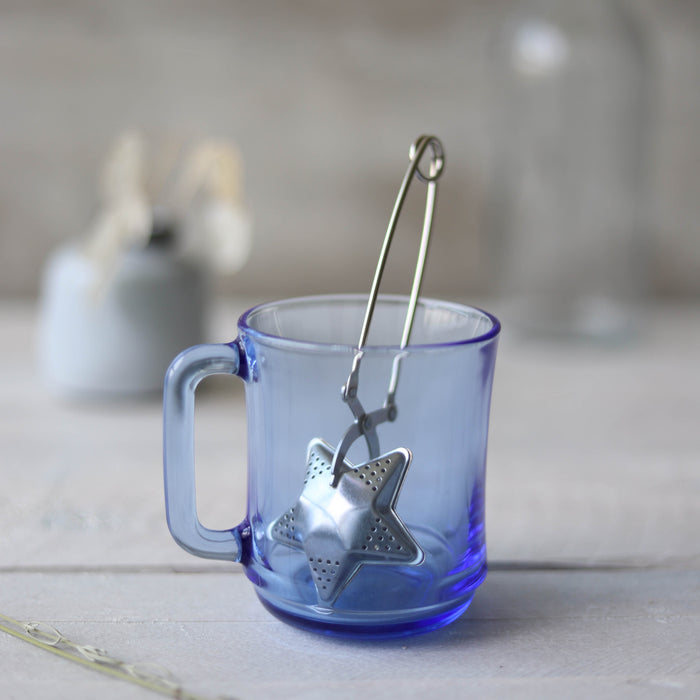 Duralex Lys. A stylish minimalist glass mug in blue marine. Une tasse en verre chic et minimaliste en bleu marine.