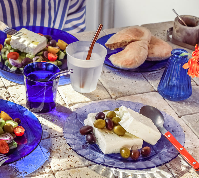 Duralex Le Picardie. Blue Glass Dinnerware Set- Dinner Plates, Dessert Plates, and Bowls. L'ensemble de vaisselle en verre bleu - des assiettes à dîner, des assiettes à dessert et des bols.