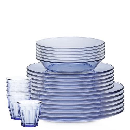 Duralex Lys. 24 Piece Dinnerware Set. Six blue marine dinner plates, six blue marine dessert plates, six blue marine soup bowls, and six blue marine medium sized tumblers which have beveled sides. Ensemble de vaisselle de 24 pièces. Six assiettes à dîner bleu marine, six assiettes à dessert bleu marine, six bols à soupe bleu marine, et six tumblers de taille moyenne bleu marine avec des côtés biseautés.