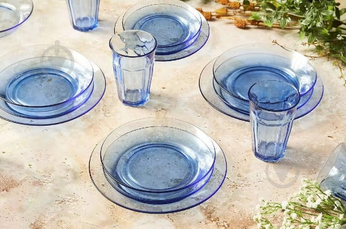 Duralex Lys. Blue marine glass dinner plates and bowls. Assiettes à dîner en verre bleu marine et bols en verre bleu marine.