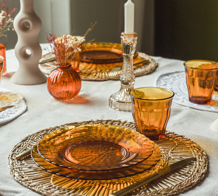 Duralex Le Picardie. Amber yellow glass tableware. L'ensemble de vaisselle en verre jaune vermeil.