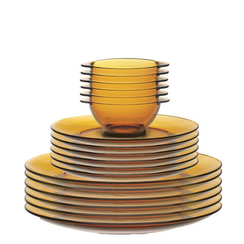 Duralex Lys. 18 Piece Amber Yellow Glass Dinnerware Tableware Set- Dinner Plates, Dessert Plates, Bowls with Handles. L'ensemble de vaisselle en verre jaune ambré de 18 pièces - des assiettes à dîner, des assiettes à dessert, et des bols à oreilles.