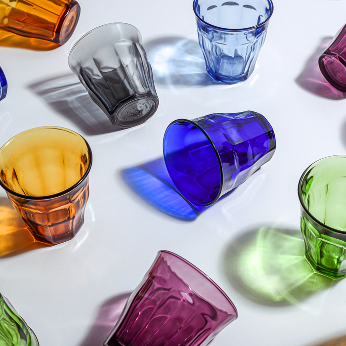 Duralex Le Picardie. Medium glass tumblers in a variety of colors. Des verres de taille moyenne en verre dans une variété de couleurs.