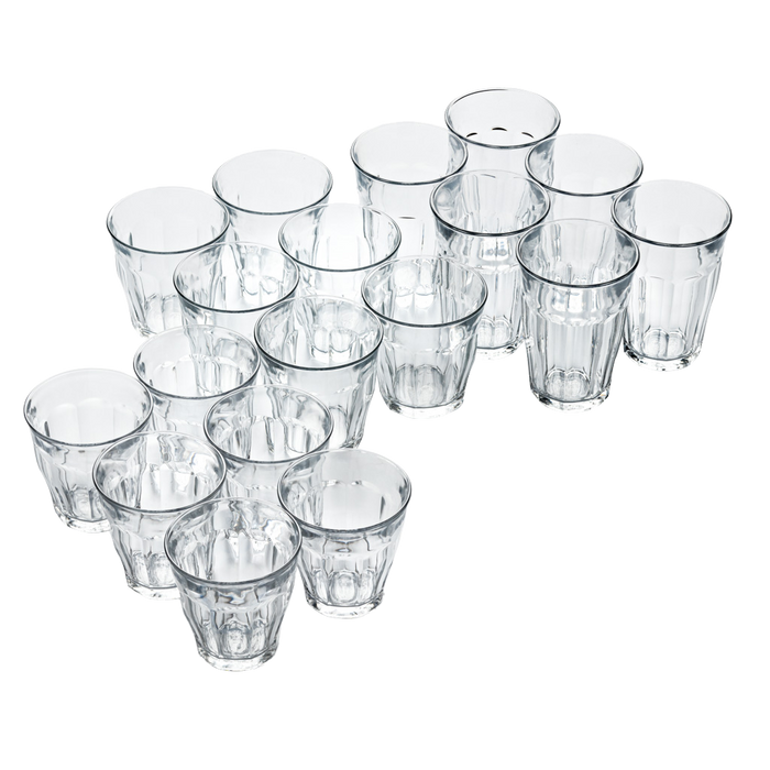 Duralex Le Picardie. 18 Clear Glass Tumblers in Small Medium and Large. 18 verres en verre transparent de petite taille, taille moyenne et grande taille.