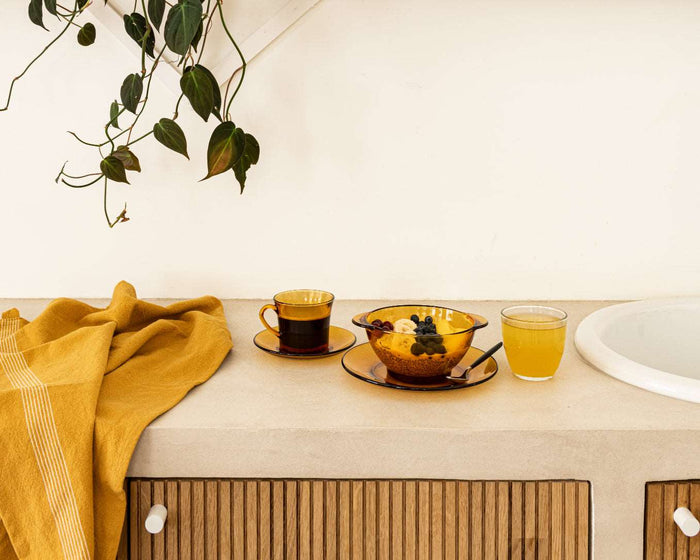 Duralex Lys. Amber Yellow Glass Tableware Dinnerware Set. Ensemble de vaisselle et de table en verre jaune vermeil.