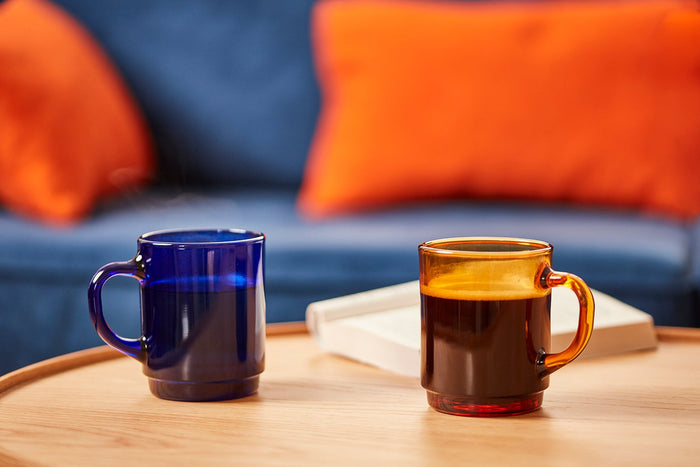 Duralex Versailles. Sapphire Blue and Amber Yellow Glass Mug. La tasse en verre bleu saphir et jaune ambré.