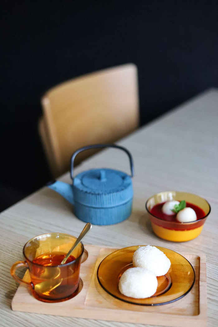 Duralex Lys - Amber Yellow Glass Tableware set. L'ensemble de vaisselle en verre jaune ambré.